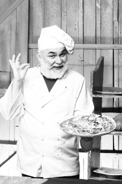 Pizza ile sakallı aşçı