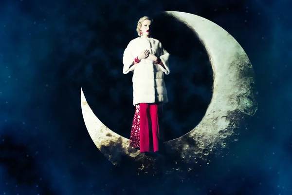 Frau im Kleid auf dem Mond — Stockfoto