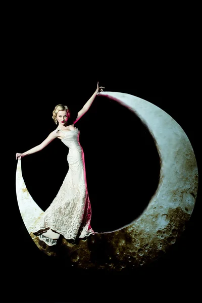 Femme en robe sur la lune — Photo