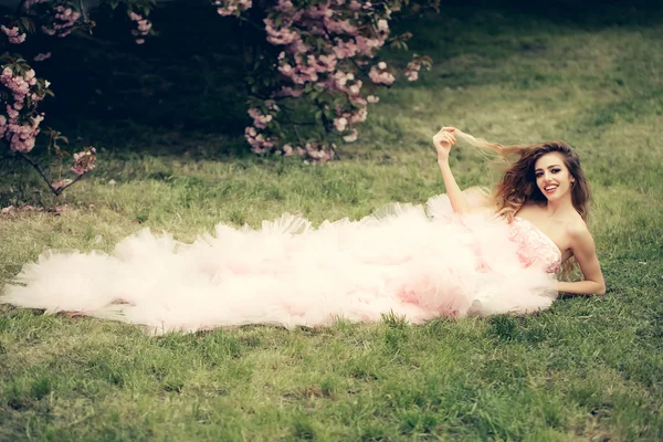 Glamour vrouw op groen gras — Stockfoto