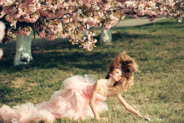 Mulher sensual na grama com flor — Fotografia de Stock