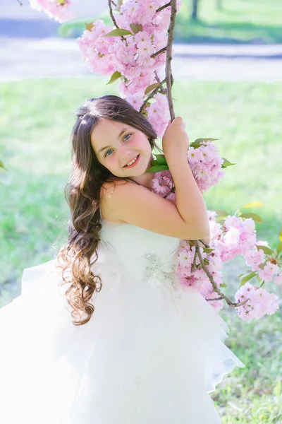 Menina em flor de primavera — Fotografia de Stock