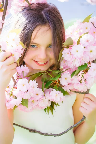 Piccola bella ragazza in fiore — Foto Stock