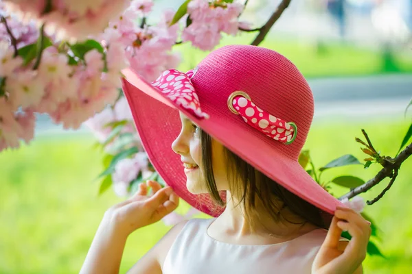 Dívka v klobouku s bloom — Stock fotografie