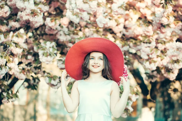 Fille à la mode en fleur — Photo