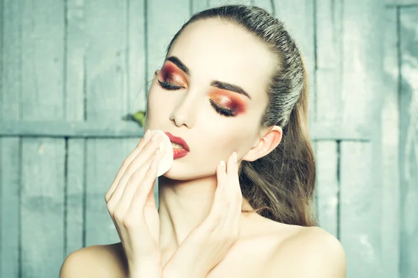 Mujer bonita quitando maquillaje —  Fotos de Stock