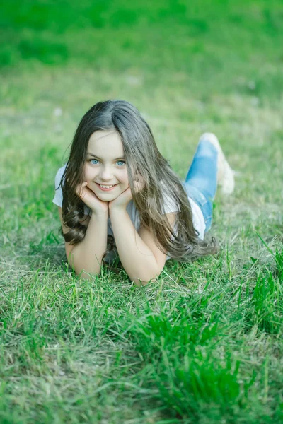 Kleines Mädchen auf grünem Gras — Stockfoto