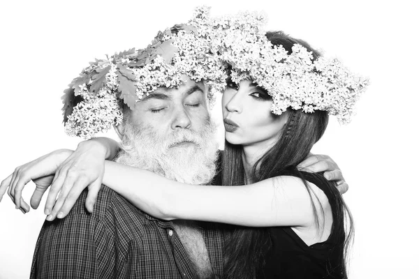 Man en vrouw in wreathes — Stockfoto