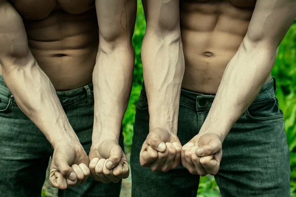 Tipos musculares com veias nas mãos — Fotografia de Stock