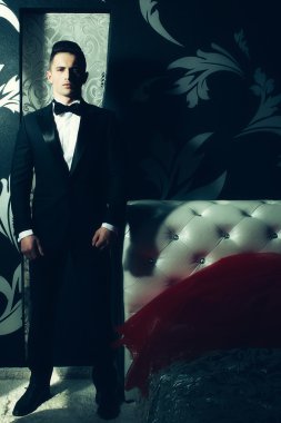 Siyah elbiseli yakışıklı adam