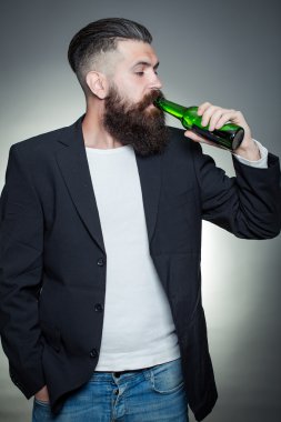 Sakallı adam bira şişesi ile