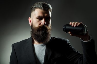 Bira kutusuyla sakallı adam.