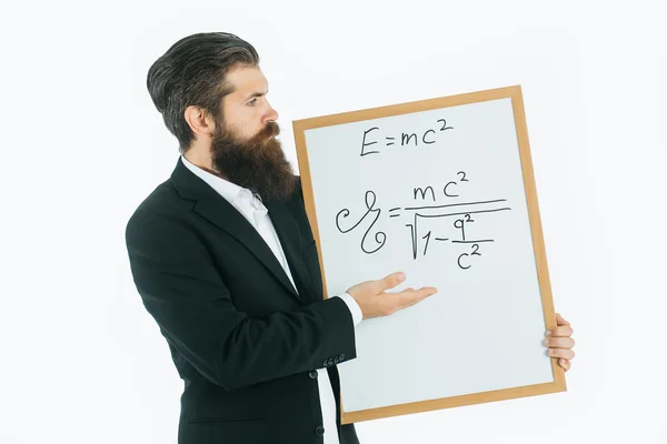 Bärtiger Mann mit Einstein-Formel und Newton-Gesetz — Stockfoto