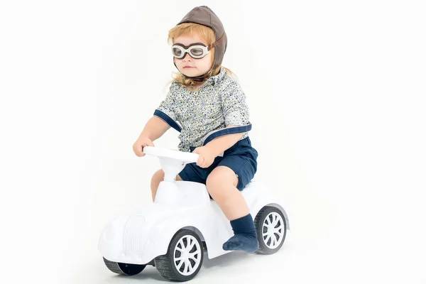 Küçük çocuk sürücü veya beyaz izole pilot — Stok fotoğraf
