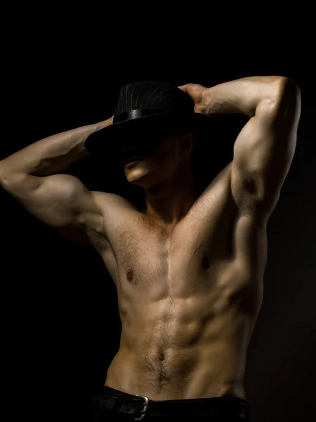 Sexy muscular homem no chapéu — Fotografia de Stock