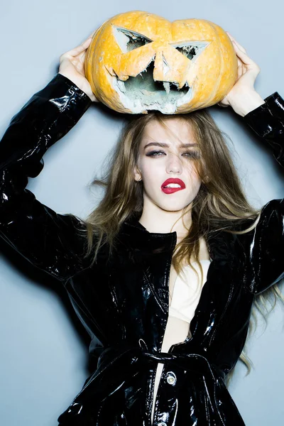 Pretty woman with halloween pumpkin — Stock Photo, Image