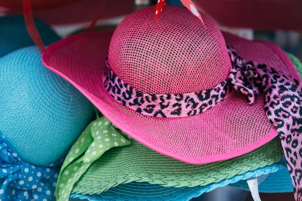 Chapéus femininos coloridos — Fotografia de Stock