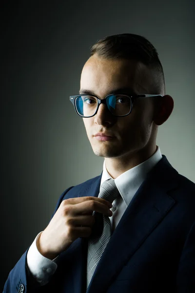 El muchacho a la moda joven en las gafas — Foto de Stock
