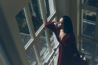 Kırmızı elbiseli güzel kadın.