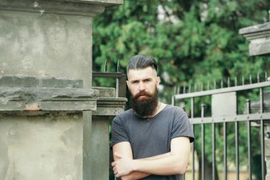 Mavi gökyüzü üzerinde sakallı adam