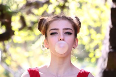 Ağaç bahar çekici kadın