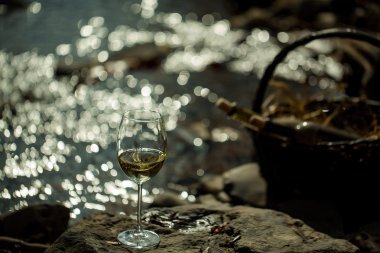 Şarap kadehi ve sepet şişelerde