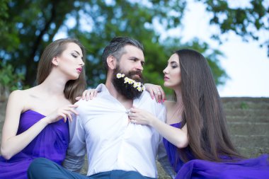 sakallı adam ve kadın merdivenlerde