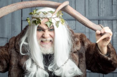 Boynuzları olan Zeus adam