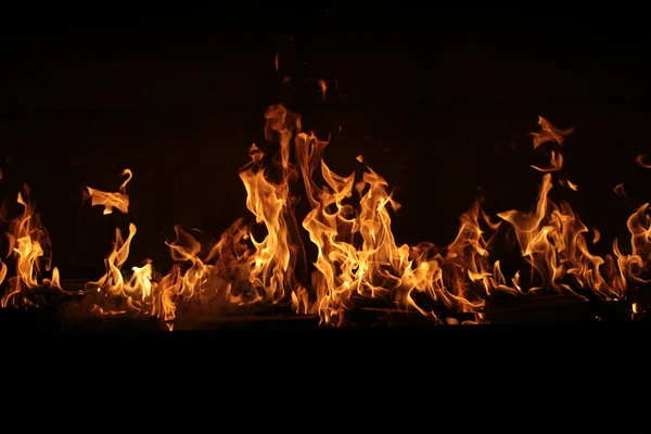 Brinnande flamma på svart — Stockfoto
