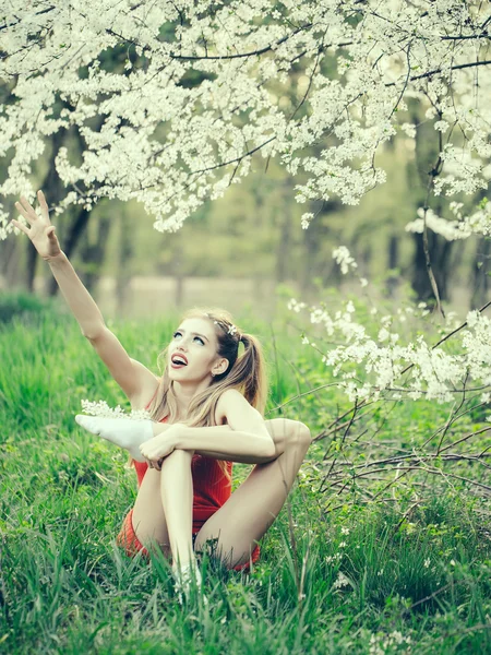 Menina bonita em flor — Fotografia de Stock