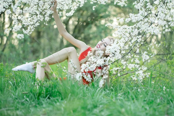 Hübsches Mädchen in Blüte — Stockfoto