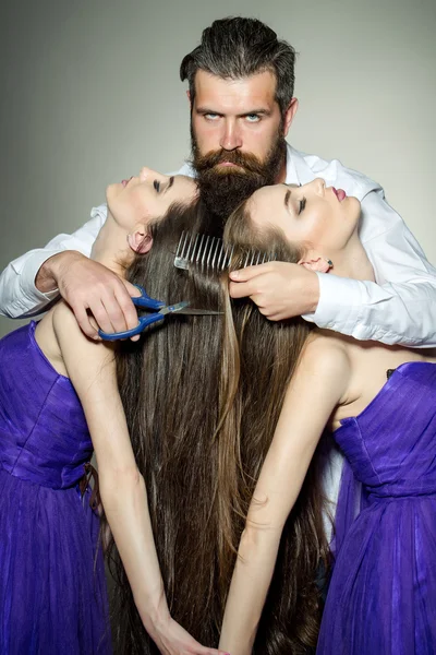 Bearded man hairdresser and two women — Stock Photo, Image