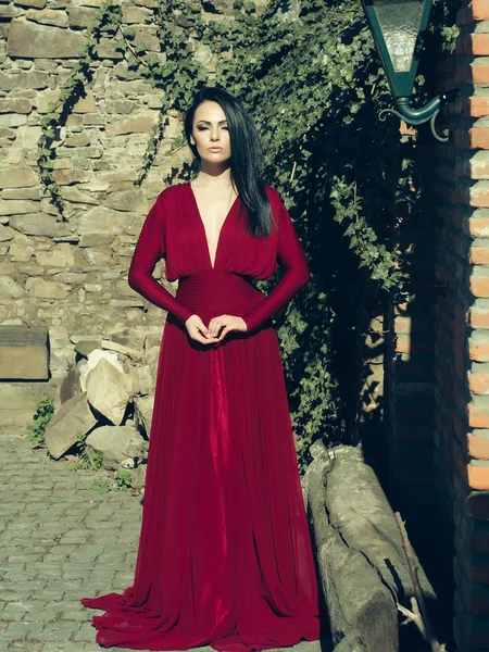 Mulher em vestido vermelho ao ar livre — Fotografia de Stock