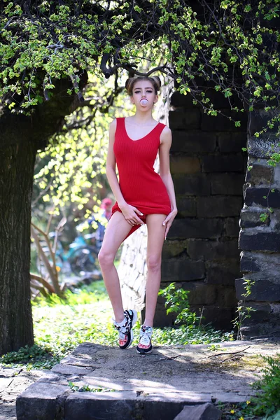 Ağaç bahar çekici kadın