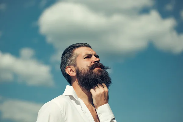 Hombre barbudo en el cielo azul —  Fotos de Stock