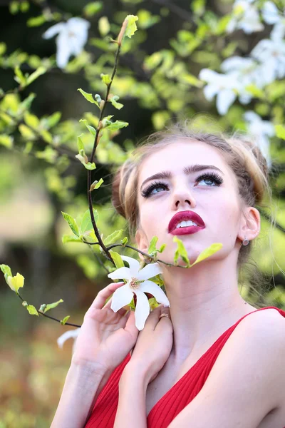 Ağaç bahar çekici kadın — Stok fotoğraf