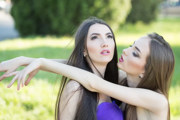 Dos mujeres al aire libre —  Fotos de Stock