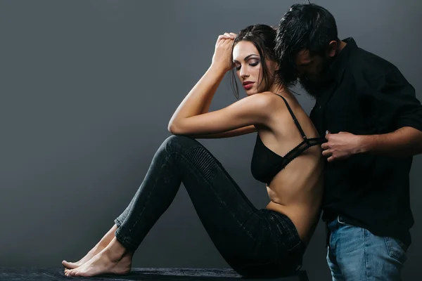 Sexy casal de mulher e barbudo homem — Fotografia de Stock