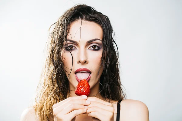 性感漂亮的女人，与红色的草莓 — 图库照片
