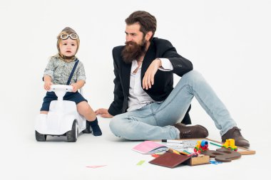 küçük çocuk sürücü veya pilot ve sakallı babası