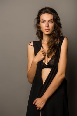 seksi genç kadın sutyen ve külot