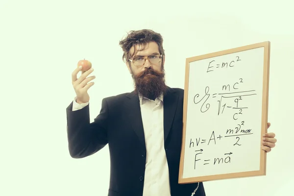 Бородатый человек с формулой Эйнштейна и законом Ньютона — стоковое фото