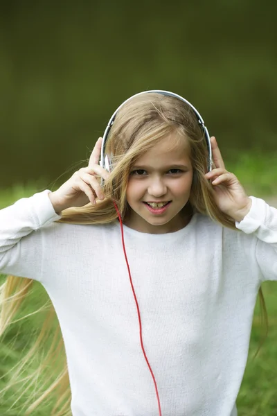 Liten flicka i musik hearphone — Stockfoto