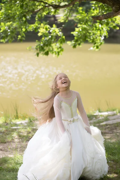 Klein meisje in witte jurk buiten — Stockfoto