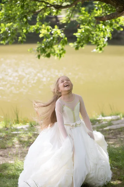 Menina pequena em vestido branco ao ar livre — Fotografia de Stock