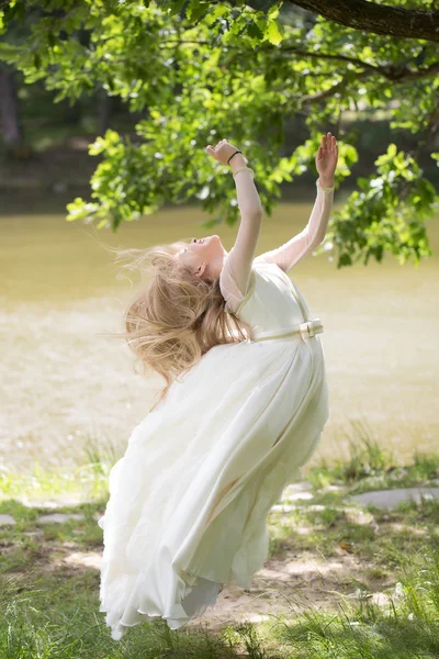 Kleines Mädchen im weißen Kleid im Freien — Stockfoto