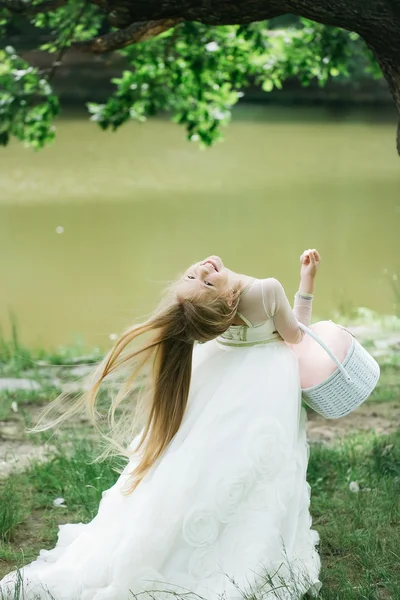 Klein meisje in witte jurk buiten — Stockfoto