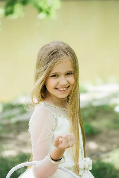 Niña pequeña en vestido blanco al aire libre — Foto de Stock