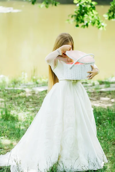 白いドレス屋外の小さな女の子 — ストック写真