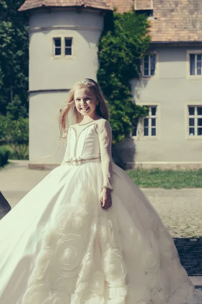 하얀 드레스를 입고 야외 작은 소녀 — 스톡 사진
